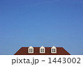 ３つの小窓と屋根のある空イメージ（引き）