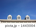 ３つの小窓のある空イメージ（寄り）