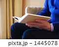 部屋で読書する男性