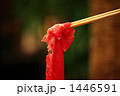 しゃぶしゃぶの牛肉を持つ