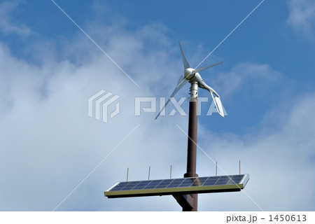 「小型風力発電機とソーラーパネル」の写真素材
