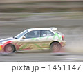 フルブレーキングのダートトライアル車両
