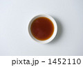 小皿に入ったしょうゆ