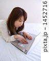 インターネットをする女性