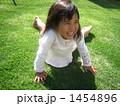 芝生で寝転がる女の子