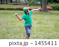 ソフトグライダーで遊ぶ男の子