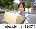 荷物を運ぶ女性