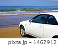 海と白い車