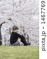 桜の木下で