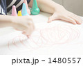 クレヨンでお絵描きをする子供