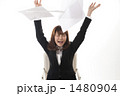 書類をばらまくOL
