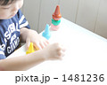 クレヨンでお絵描きをする子供