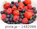 旬のラズベリーとブルーベリーとストロベリー（とってもおいしい）
