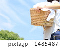 洗濯をする女性