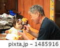 おじいちゃんに食べさせてもらっている孫娘