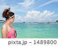 タイ王国ピピ島トンサイベイの海と女性