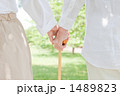 ステッキに手を添える老夫婦