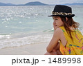 カイ島の浜辺にたたずむ女性