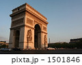 (フランス)パリのエトワール凱旋門の夕暮れ