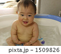 笑顔でお風呂に入る赤ちゃん