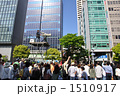 神戸祭の群衆と中継のテレビカメラ