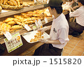パン屋で働く人