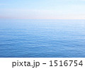 海の色