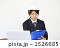 ヘルメットをかぶったビジネスマン