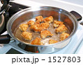 唐揚げ揚げてます