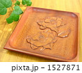 木彫り　完成作品　＆　緑の葉　（横）