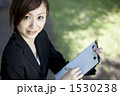公園で仕事する女性