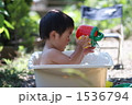 子供_じょうろで水遊び
