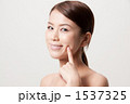 スキンケアをする２０代女性