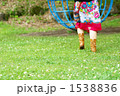 ジャングルジムに向かう女性