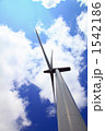 風力発電機と雲　縦