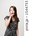 ささやく２０代の女性