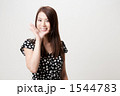 ささやく２０代の女性
