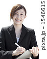 公園で仕事する女性