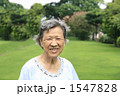 笑顔のシニア女性