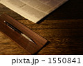 シャープペンシルと新聞紙