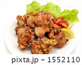 カラッと揚がった鶏の唐揚げ。