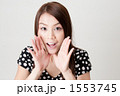 ささやく２０代の女性