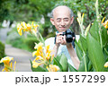 花を撮影するシニア