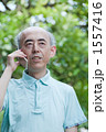 電話をするシニア男性