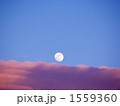 東の空、夕焼けに染まる雲から満月が昇る