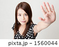 掌を突き出す２０代の女性