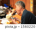 孫からおじいちゃんにあーん