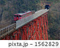 1562829