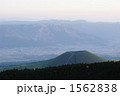 1562838