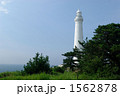 1562878